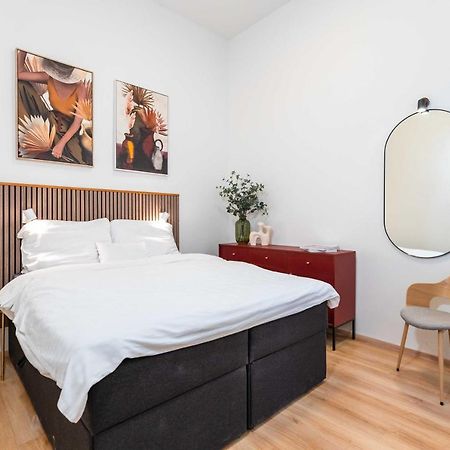 Modern Apartment French Balkony ブダペスト エクステリア 写真