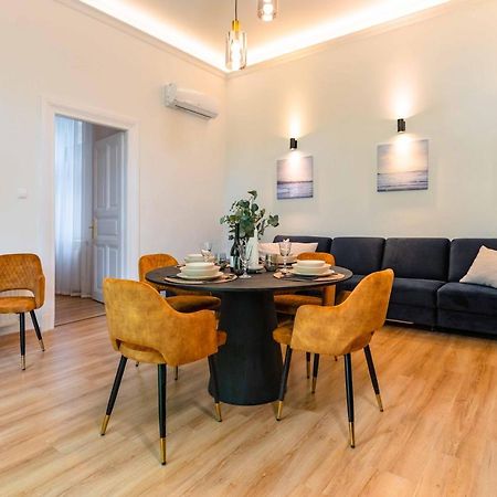 Modern Apartment French Balkony ブダペスト エクステリア 写真