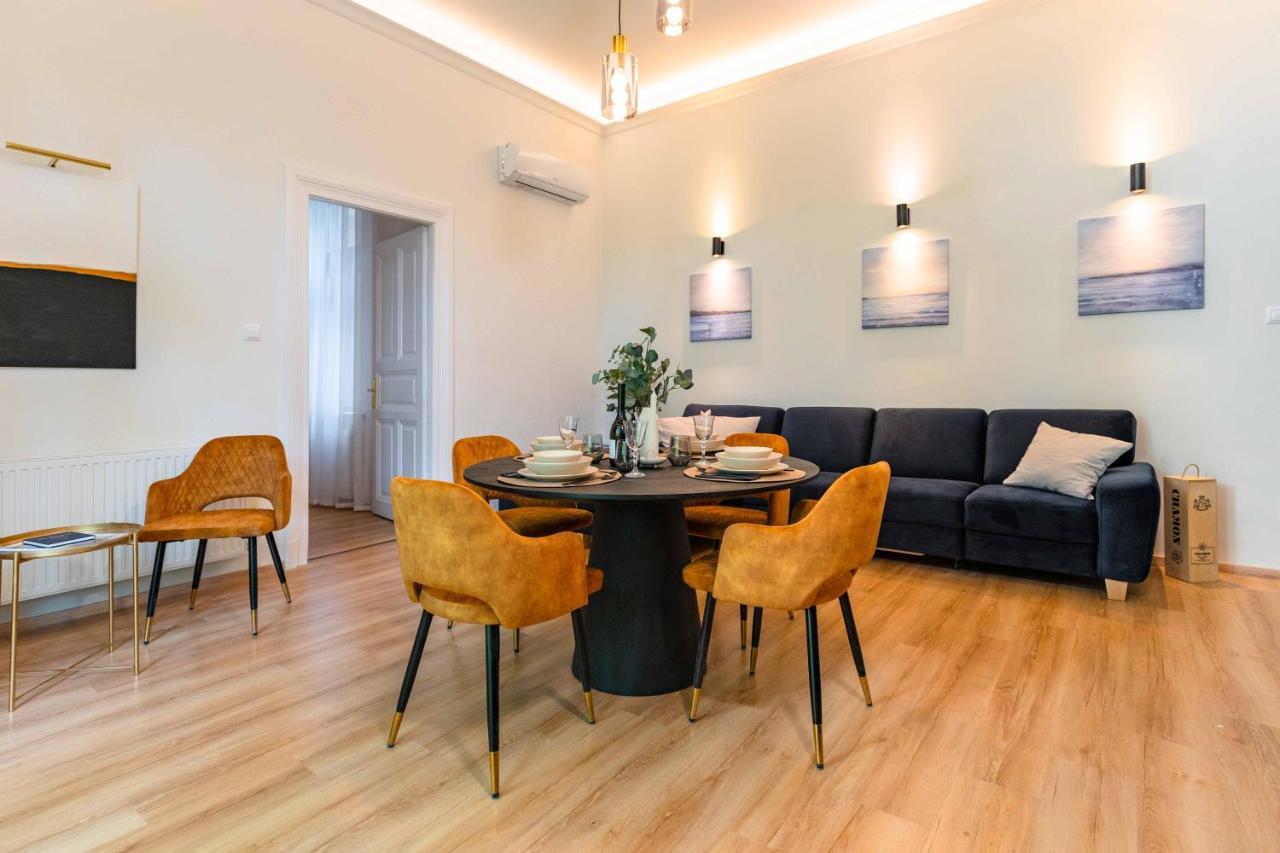 Modern Apartment French Balkony ブダペスト エクステリア 写真