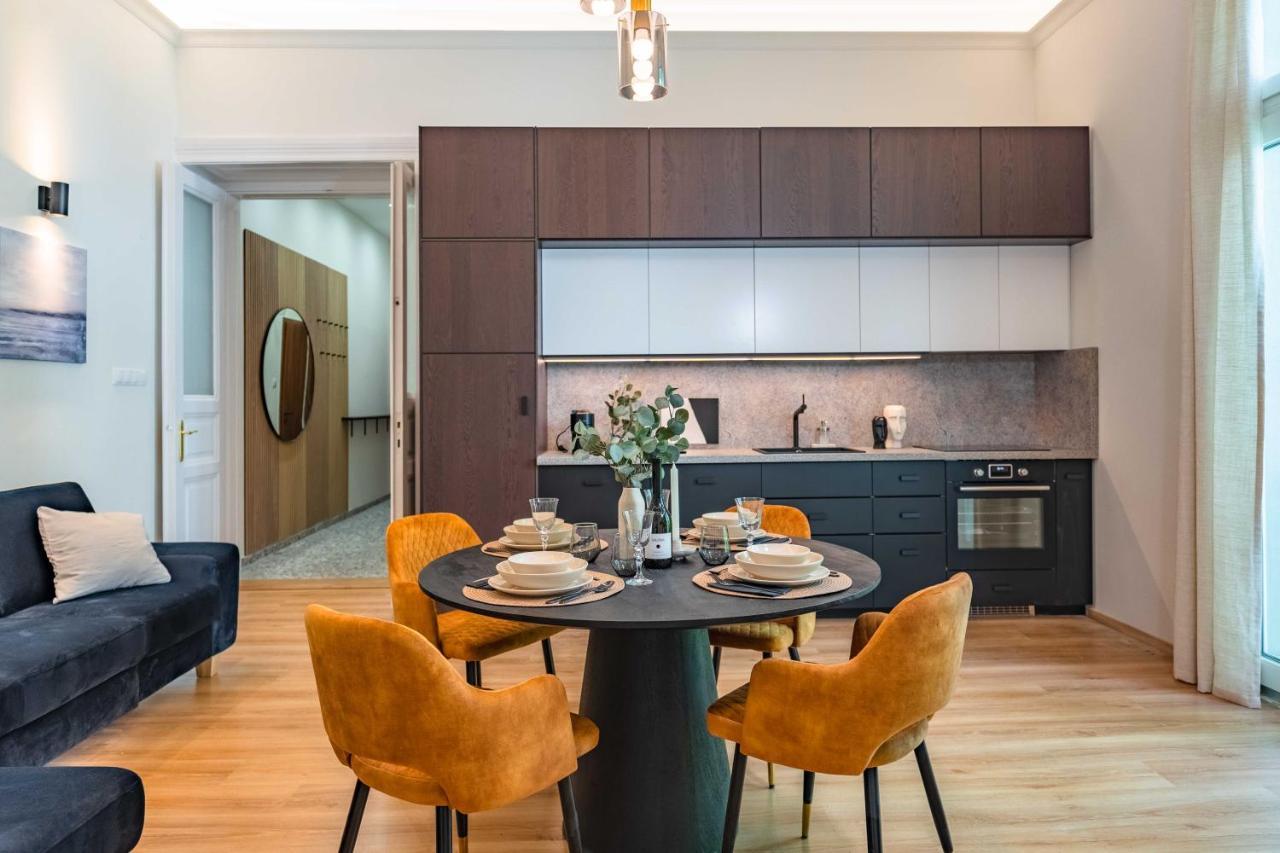 Modern Apartment French Balkony ブダペスト エクステリア 写真