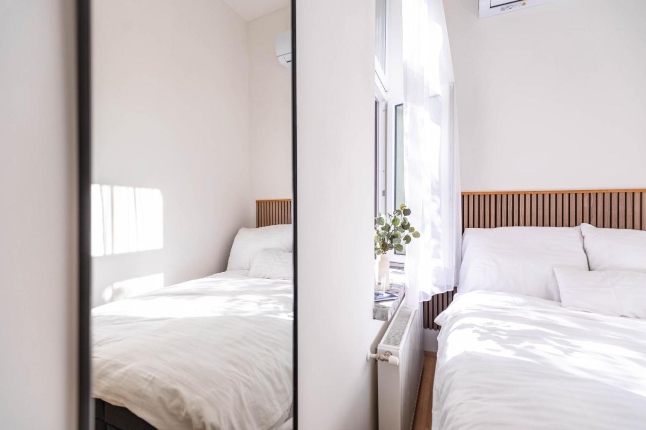 Modern Apartment French Balkony ブダペスト エクステリア 写真